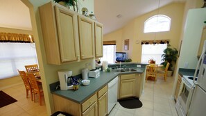 House, 4 Bedrooms | Private kitchen