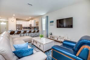 Living area - 1670 Moonvalley Drive (Davenport)