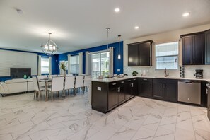 Villa, 6 Bedrooms | Private kitchen - 1596 Sandbagger Drive (Davenport)