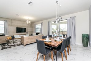 Villa, plusieurs lits | Restauration dans la chambre