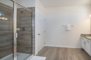 Villa, varias camas | Baño