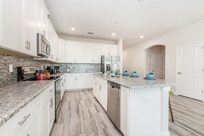 Vila, 6 quartos | Cozinha privada | Micro-ondas, fogão, cooktop, lava-louças