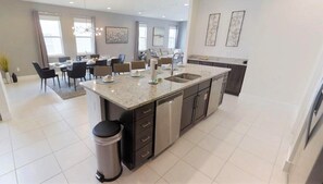 House, Multiple Beds | Private kitchen - 281 Falls Drive (Kissimmee)