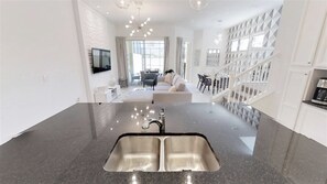 Casa de ciudad, 5 habitaciones | Cocina privada | Microondas, horno, parrilla de estufa y lavavajillas 