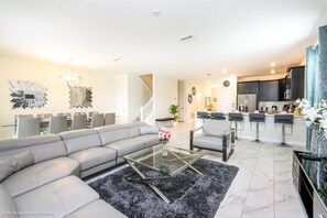 Villa, varias camas | Área de sala de estar