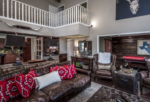 House, 5 Bedrooms | Living area