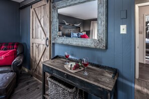 House, 5 Bedrooms | Living area