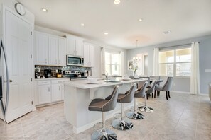 Townhome, 5 Bedrooms | Private kitchen