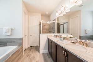 Casa, varias camas | Baño | Secadora de cabello