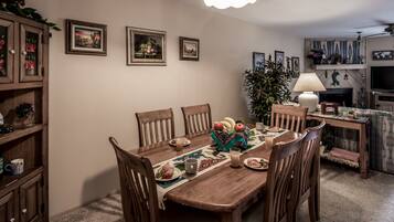 Townhome, 2 Bedrooms | In-room dining