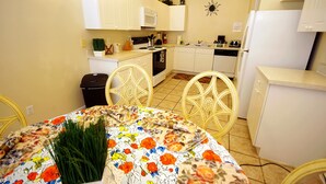 Casa, 4 quartos | Opções para refeição no quarto