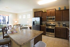 House, 5 Bedrooms | Private kitchen