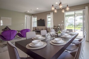 House, Multiple Beds | In-room dining