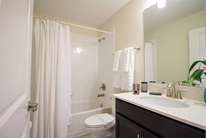 House, 6 Bedrooms | Bathroom