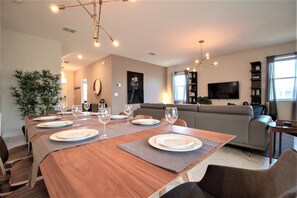 House, 6 Bedrooms | In-room dining
