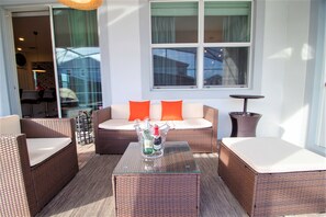 House, 6 Bedrooms | Balcony