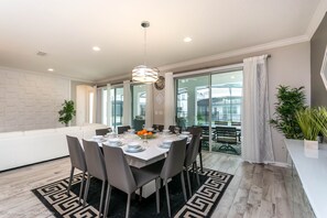 Villa, varias camas | Servicio de comidas en la habitación