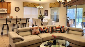 House, 5 Bedrooms | Living area