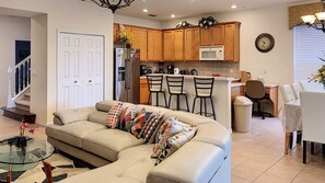 House, 5 Bedrooms | Living area