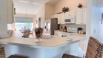 House, 4 Bedrooms | Private kitchen
