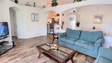 House, 4 Bedrooms | Living area