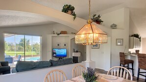 House, 4 Bedrooms | In-room dining