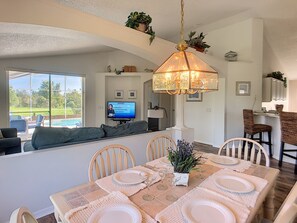House, 4 Bedrooms | In-room dining