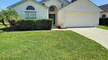 House, 4 Bedrooms | Property entrance