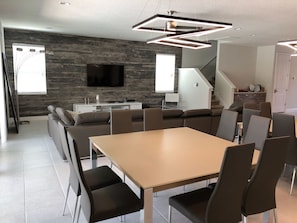 House, Multiple Beds | In-room dining