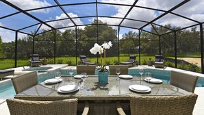 House, Multiple Beds | Outdoor dining - 5248 Oakbourne Ave (Davenport)