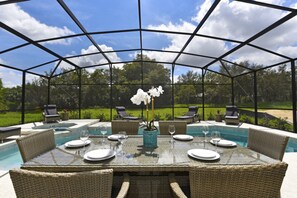 House, Multiple Beds | Outdoor dining - 5248 Oakbourne Ave (Davenport)