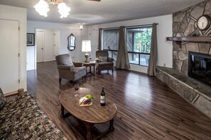 House, 3 Bedrooms | Living area - 810 Hull Road (Ruidoso)