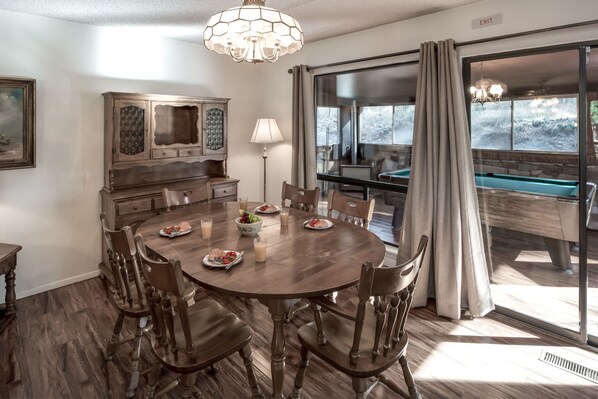 Ferienhaus, 3 Schlafzimmer | Essbereich im Zimmer