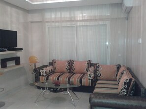 Living area - Parking soussol, wifi, air conditionné Ch/Fr, très calme, supérette BIM en bas (Casablanca)
