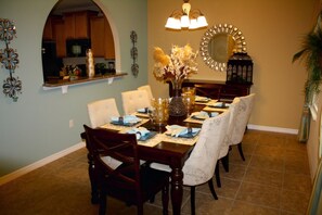 House, 6 Bedrooms | In-room dining