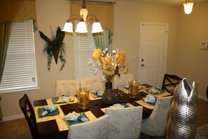 House, 6 Bedrooms | In-room dining