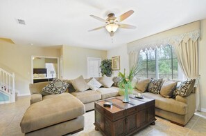 House, 6 Bedrooms | Living area