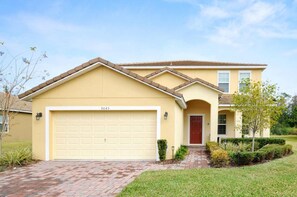 Casa, 6 habitaciones | Vista frontal de la propiedad