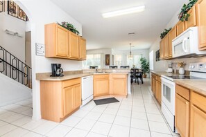 House, 5 Bedrooms | Private kitchen