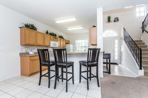 House, 5 Bedrooms | In-room dining