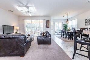 House, 5 Bedrooms | Living area