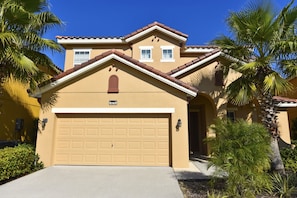 House, 6 Bedrooms | Front of property