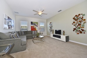 House, 6 Bedrooms | Living area