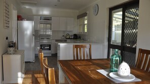 Fridge, microwave, oven, stovetop - Witton Bluff Cottage (christies beach)