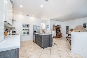 Villa, 6 Bedrooms | Private kitchen