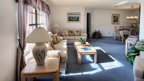 House, 4 Bedrooms | Living area