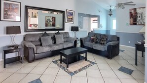 Casa, 4 habitaciones | Área de sala de estar