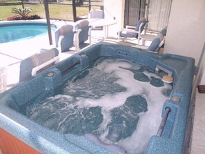Maison, 4 chambres | Baignoire à remous intérieure
