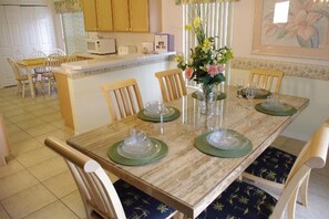 House, 4 Bedrooms | In-room dining