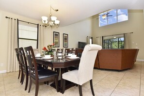 Casa, 5 quartos | Opções para refeição no quarto